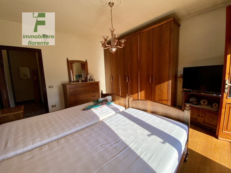 SIGNORILE...COMODA AI SERVIZI A PIEDI...LIBERA SUBITO...SU UN LOTTO DI TERRENO DI CIRCA MQ 1.000....