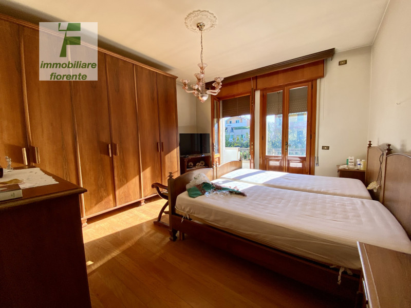 SIGNORILE...COMODA AI SERVIZI A PIEDI...LIBERA SUBITO...SU UN LOTTO DI TERRENO DI CIRCA MQ 1.000....