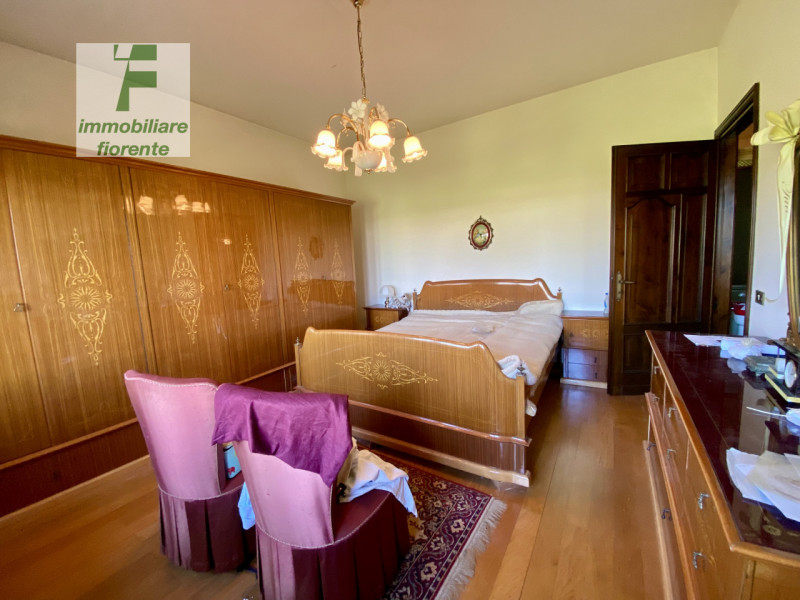 SIGNORILE...COMODA AI SERVIZI A PIEDI...LIBERA SUBITO...SU UN LOTTO DI TERRENO DI CIRCA MQ 1.000....