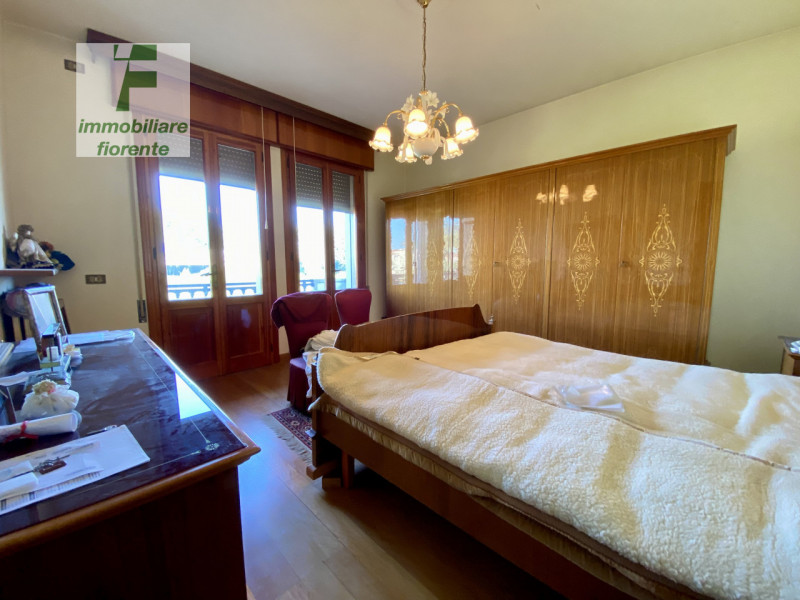 SIGNORILE...COMODA AI SERVIZI A PIEDI...LIBERA SUBITO...SU UN LOTTO DI TERRENO DI CIRCA MQ 1.000....