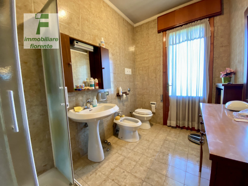 SIGNORILE...COMODA AI SERVIZI A PIEDI...LIBERA SUBITO...SU UN LOTTO DI TERRENO DI CIRCA MQ 1.000....