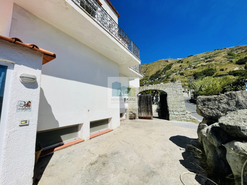 In una delle zone più affascinanti di Ischia, precisamente tra Ciglio e Panza nel comune di Forio...