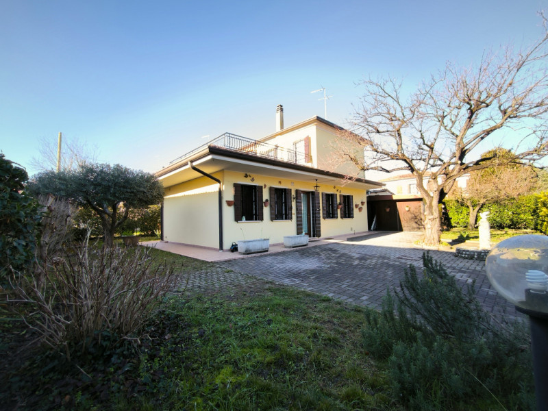 SILEA - LANZAGO CENTRO
RIFERIMENTO "AASI2"

Nel cuore della servitissima zona di Lanzago, nel com...