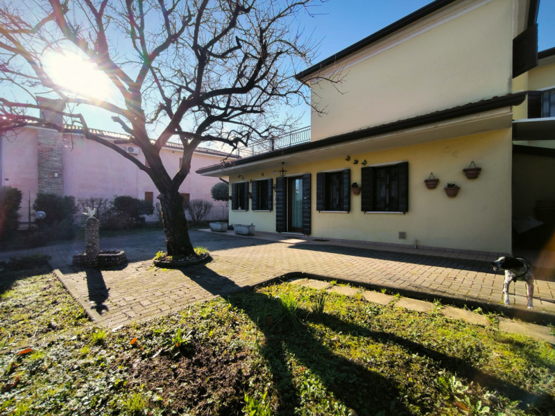 SILEA - LANZAGO CENTRO
RIFERIMENTO "AASI2"

Nel cuore della servitissima zona di Lanzago, nel com...