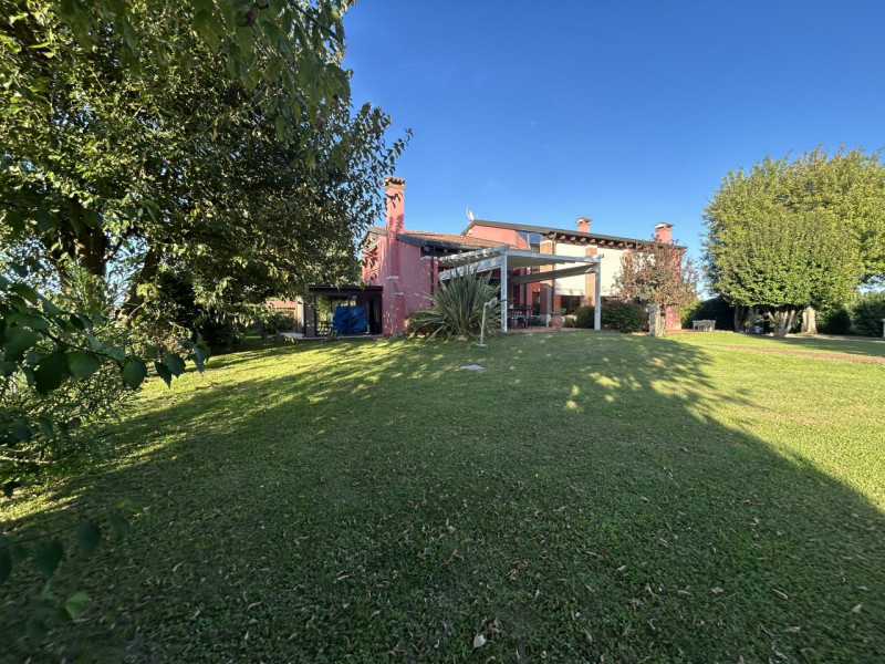 Villa con piscina e parco privato ai piedi dei Colli Euganei: un’oasi di eleganza e natura

Immag...