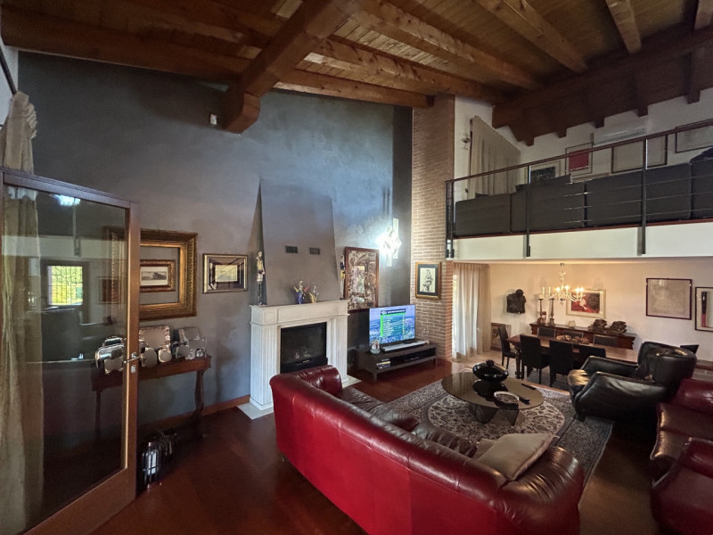 Villa con piscina e parco privato ai piedi dei Colli Euganei: un’oasi di eleganza e natura

Immag...