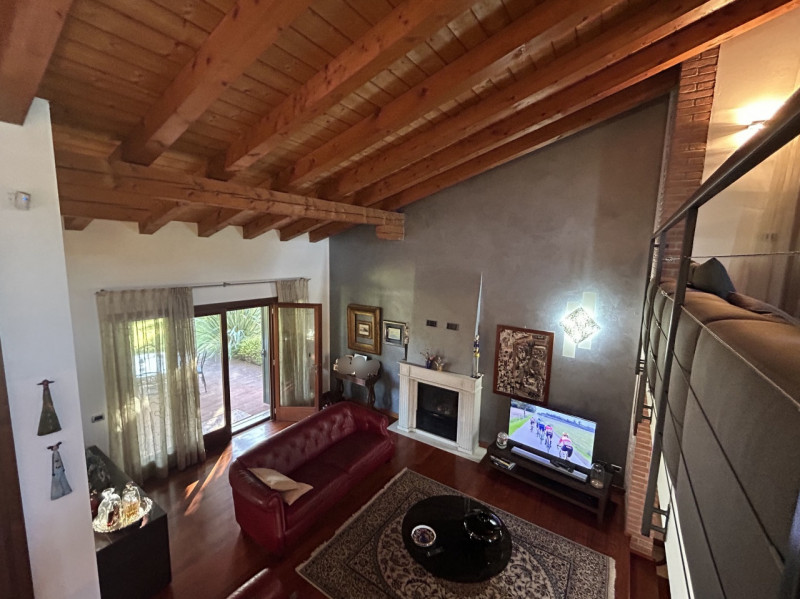 Villa con piscina e parco privato ai piedi dei Colli Euganei: un’oasi di eleganza e natura

Immag...