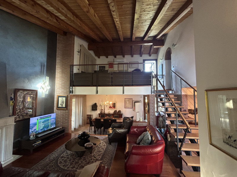 Villa con piscina e parco privato ai piedi dei Colli Euganei: un’oasi di eleganza e natura

Immag...