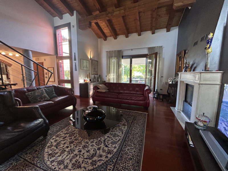 Villa con piscina e parco privato ai piedi dei Colli Euganei: un’oasi di eleganza e natura

Immag...