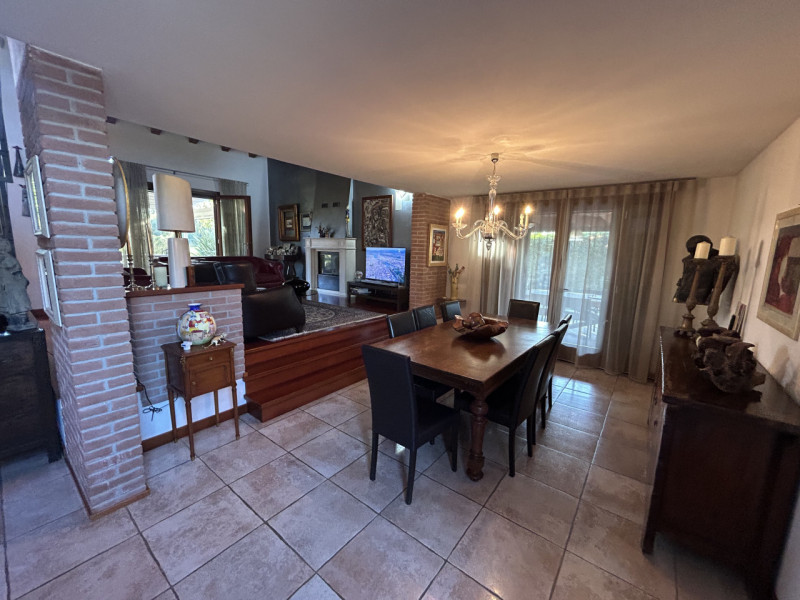 Villa con piscina e parco privato ai piedi dei Colli Euganei: un’oasi di eleganza e natura

Immag...