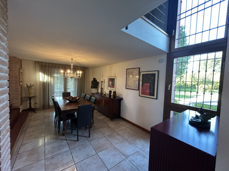 Villa con piscina e parco privato ai piedi dei Colli Euganei: un’oasi di eleganza e natura

Immag...