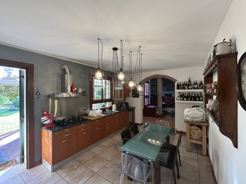 Villa con piscina e parco privato ai piedi dei Colli Euganei: un’oasi di eleganza e natura

Immag...