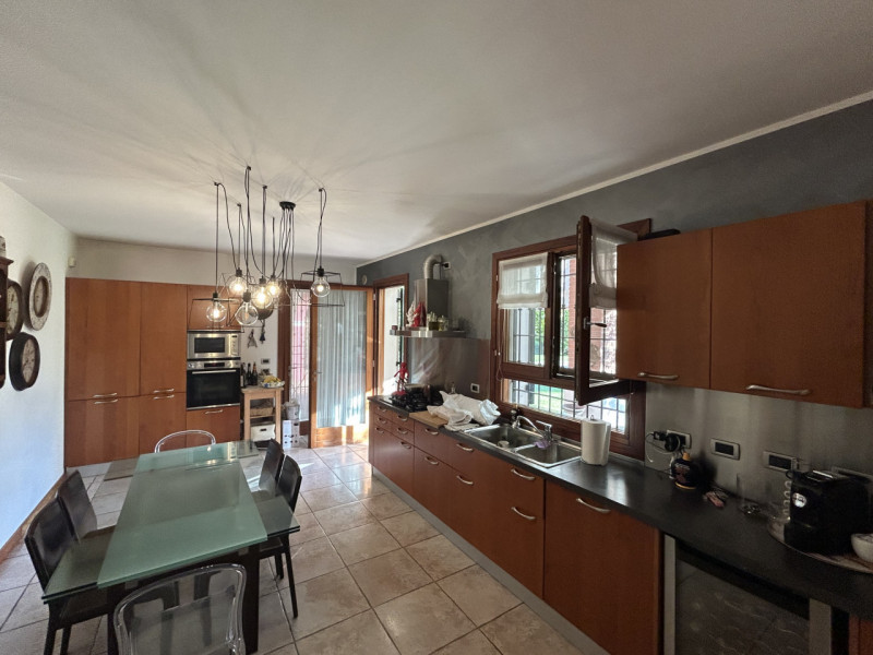 Villa con piscina e parco privato ai piedi dei Colli Euganei: un’oasi di eleganza e natura

Immag...