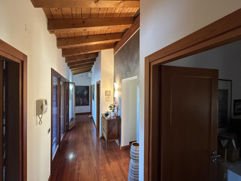 Villa con piscina e parco privato ai piedi dei Colli Euganei: un’oasi di eleganza e natura

Immag...