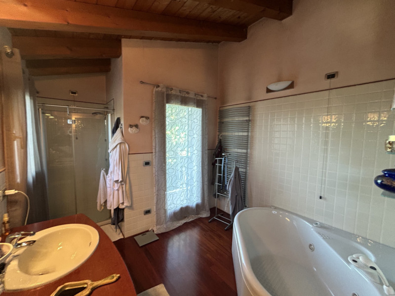 Villa con piscina e parco privato ai piedi dei Colli Euganei: un’oasi di eleganza e natura

Immag...