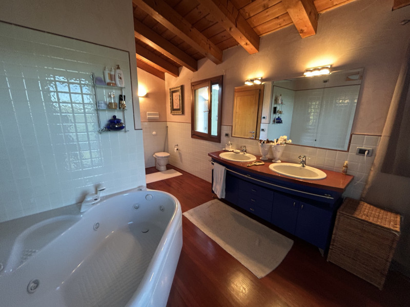 Villa con piscina e parco privato ai piedi dei Colli Euganei: un’oasi di eleganza e natura

Immag...