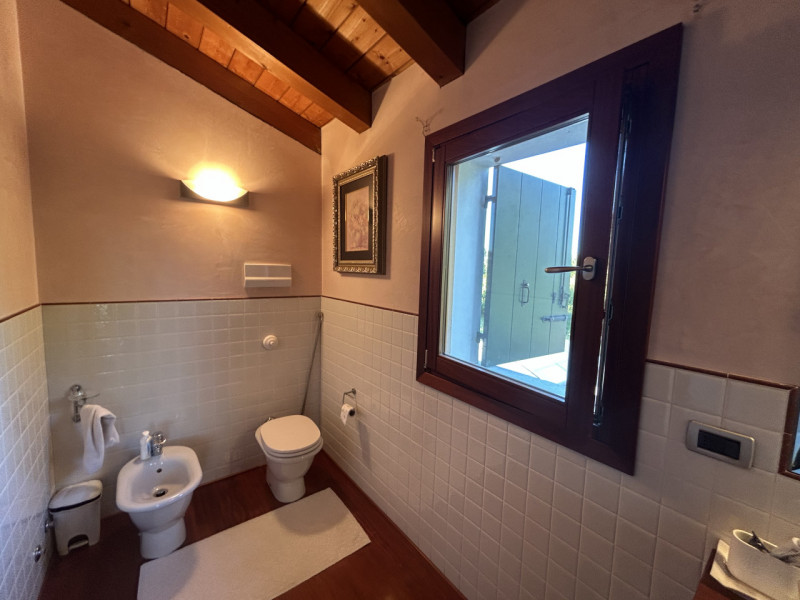 Villa con piscina e parco privato ai piedi dei Colli Euganei: un’oasi di eleganza e natura

Immag...