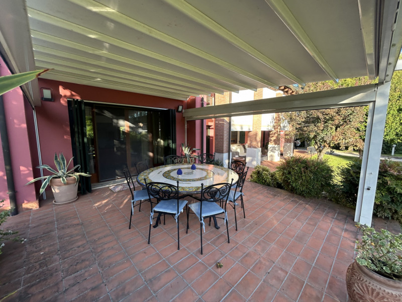 Villa con piscina e parco privato ai piedi dei Colli Euganei: un’oasi di eleganza e natura

Immag...