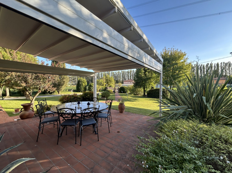 Villa con piscina e parco privato ai piedi dei Colli Euganei: un’oasi di eleganza e natura

Immag...