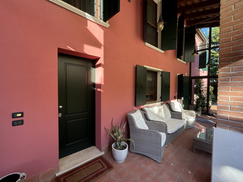 Villa con piscina e parco privato ai piedi dei Colli Euganei: un’oasi di eleganza e natura

Immag...