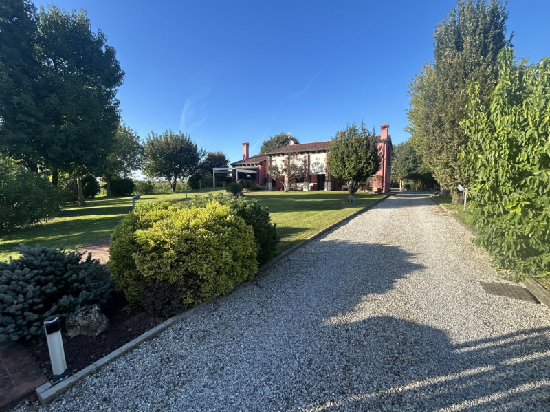 Villa con piscina e parco privato ai piedi dei Colli Euganei: un’oasi di eleganza e natura

Immag...