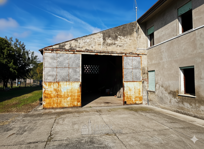 Tipica casa di campagna con ex stalla/fienile e magazzino su un'area di cortile e giardino di cir...