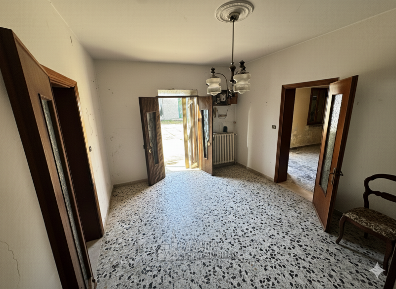 Tipica casa di campagna con ex stalla/fienile e magazzino su un'area di cortile e giardino di cir...