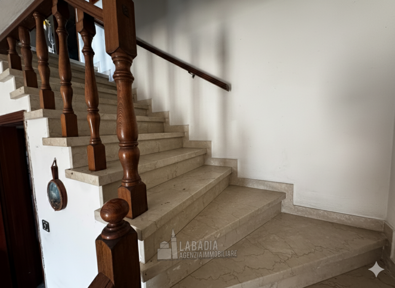 Tipica casa di campagna con ex stalla/fienile e magazzino su un'area di cortile e giardino di cir...