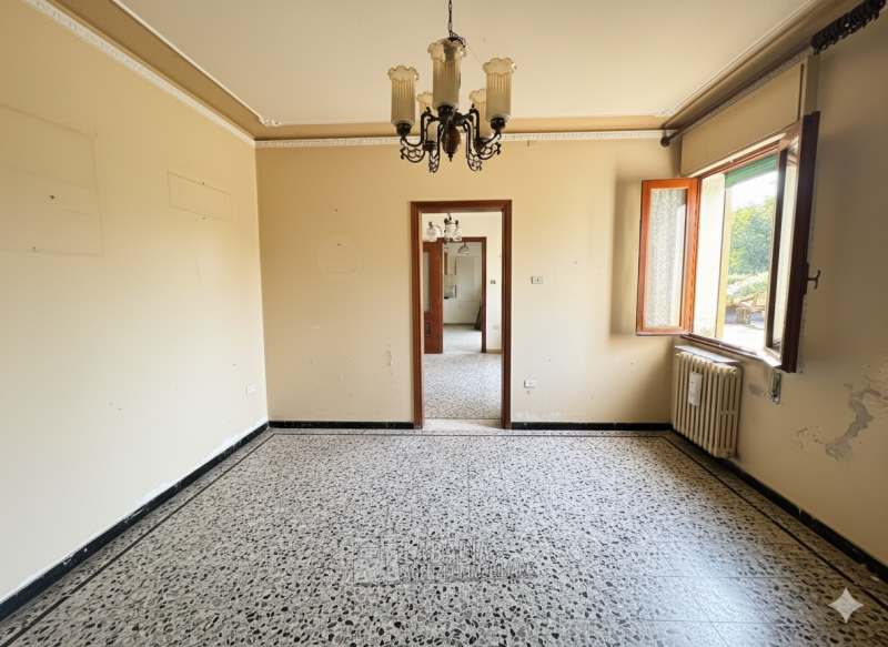 Tipica casa di campagna con ex stalla/fienile e magazzino su un'area di cortile e giardino di cir...