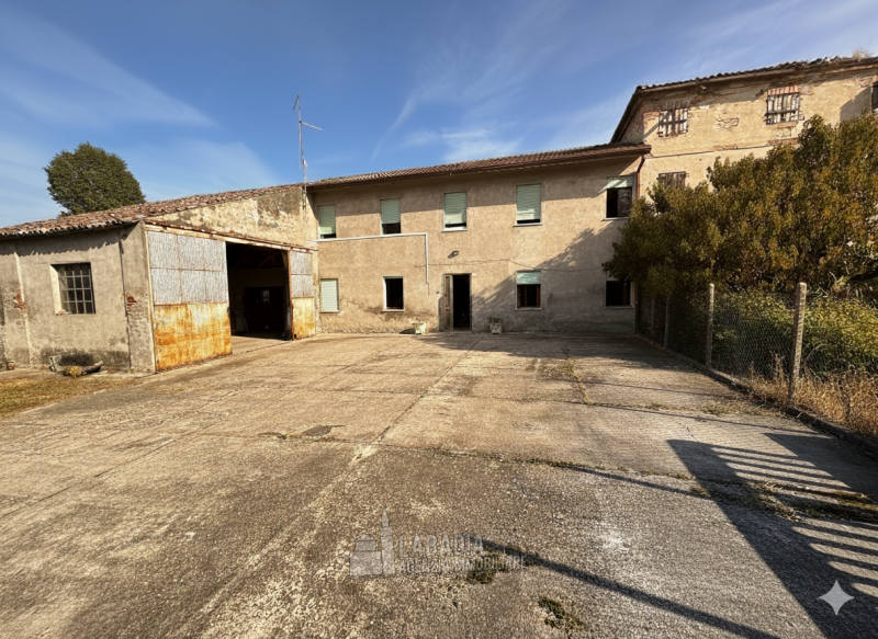 Tipica casa di campagna con ex stalla/fienile e magazzino su un'area di cortile e giardino di cir...