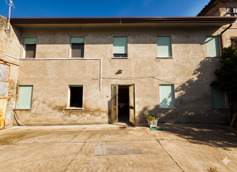 Tipica casa di campagna con ex stalla/fienile e magazzino su un'area di cortile e giardino di cir...