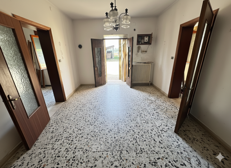 Tipica casa di campagna con ex stalla/fienile e magazzino su un'area di cortile e giardino di cir...