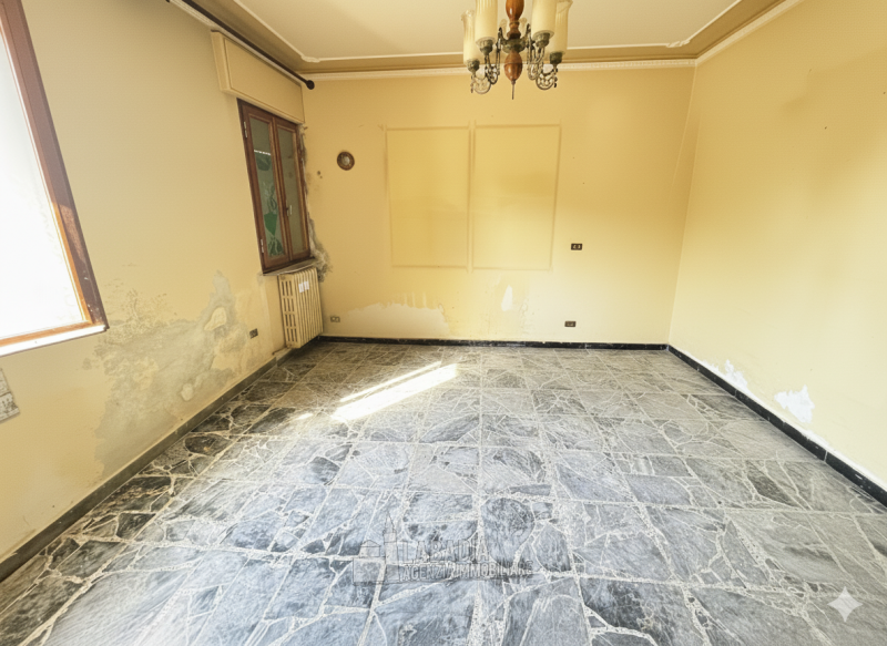 Tipica casa di campagna con ex stalla/fienile e magazzino su un'area di cortile e giardino di cir...