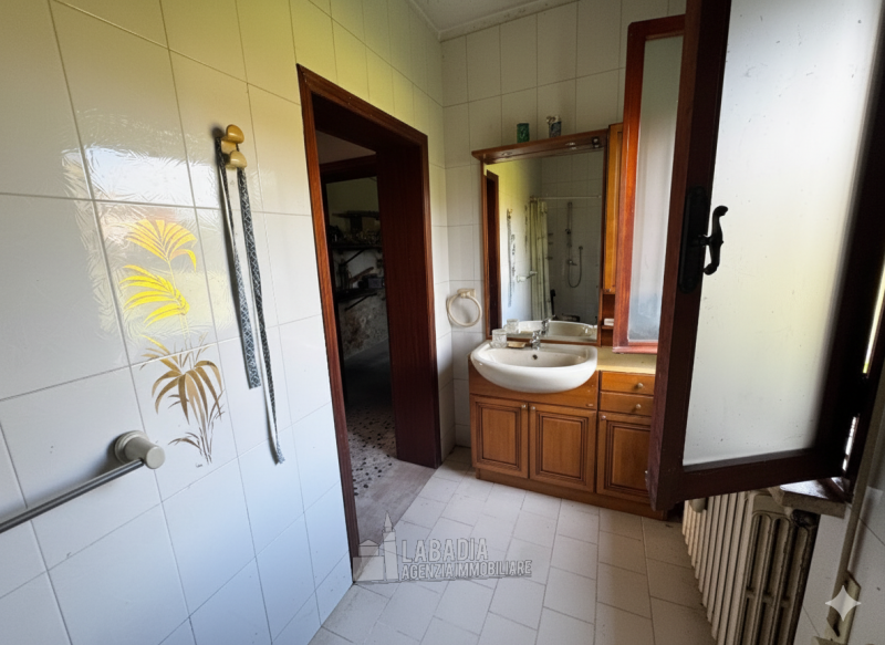 Tipica casa di campagna con ex stalla/fienile e magazzino su un'area di cortile e giardino di cir...