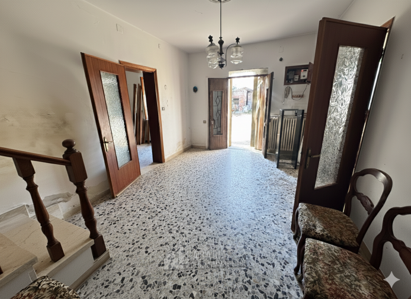 Tipica casa di campagna con ex stalla/fienile e magazzino su un'area di cortile e giardino di cir...