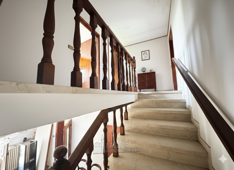 Tipica casa di campagna con ex stalla/fienile e magazzino su un'area di cortile e giardino di cir...