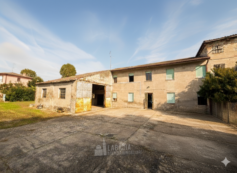Tipica casa di campagna con ex stalla/fienile e magazzino su un'area di cortile e giardino di cir...