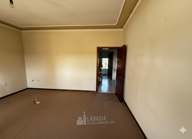 Tipica casa di campagna con ex stalla/fienile e magazzino su un'area di cortile e giardino di cir...