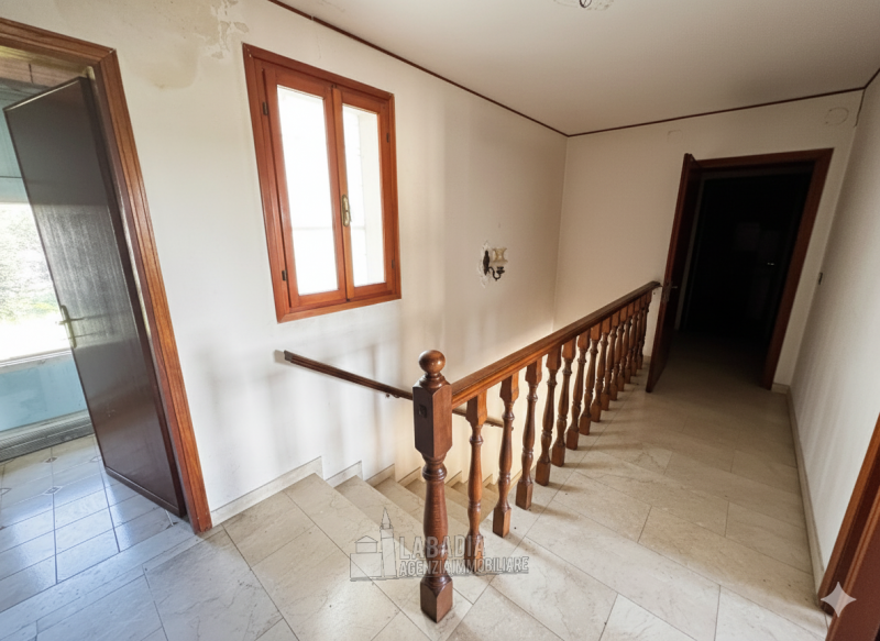 Tipica casa di campagna con ex stalla/fienile e magazzino su un'area di cortile e giardino di cir...