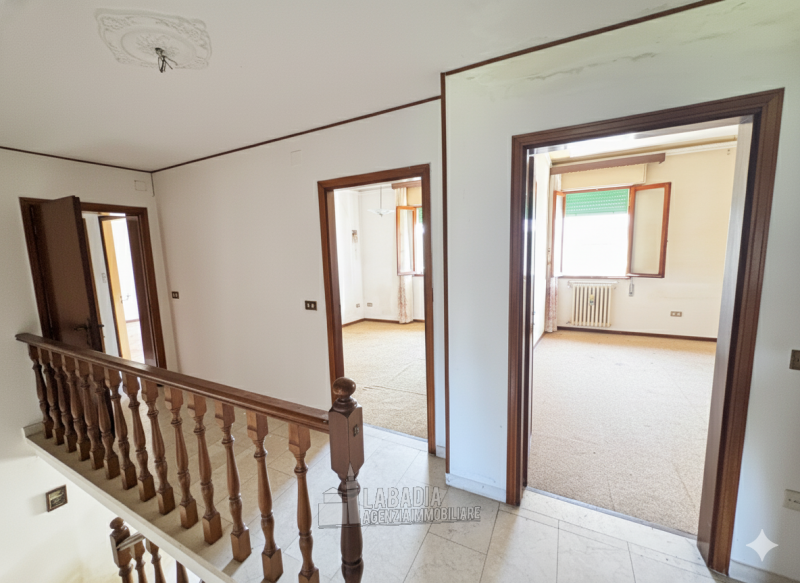 Tipica casa di campagna con ex stalla/fienile e magazzino su un'area di cortile e giardino di cir...