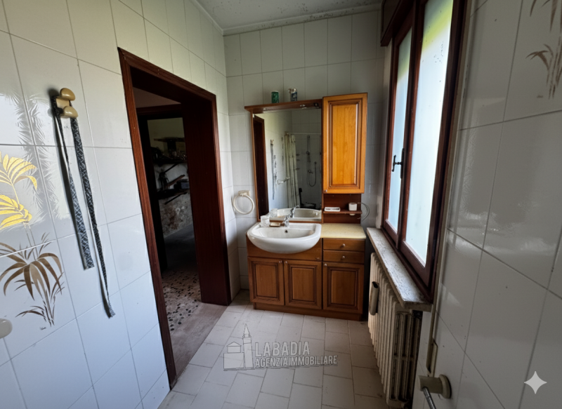 Tipica casa di campagna con ex stalla/fienile e magazzino su un'area di cortile e giardino di cir...