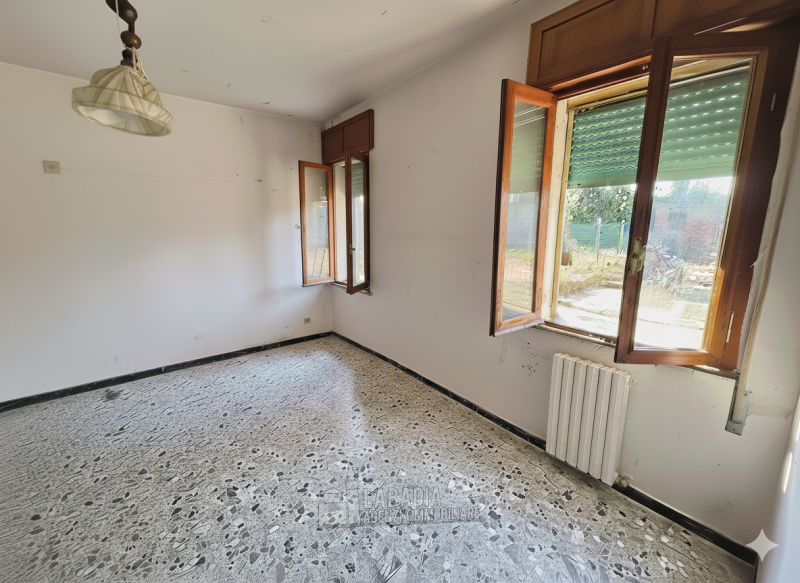 Tipica casa di campagna con ex stalla/fienile e magazzino su un'area di cortile e giardino di cir...