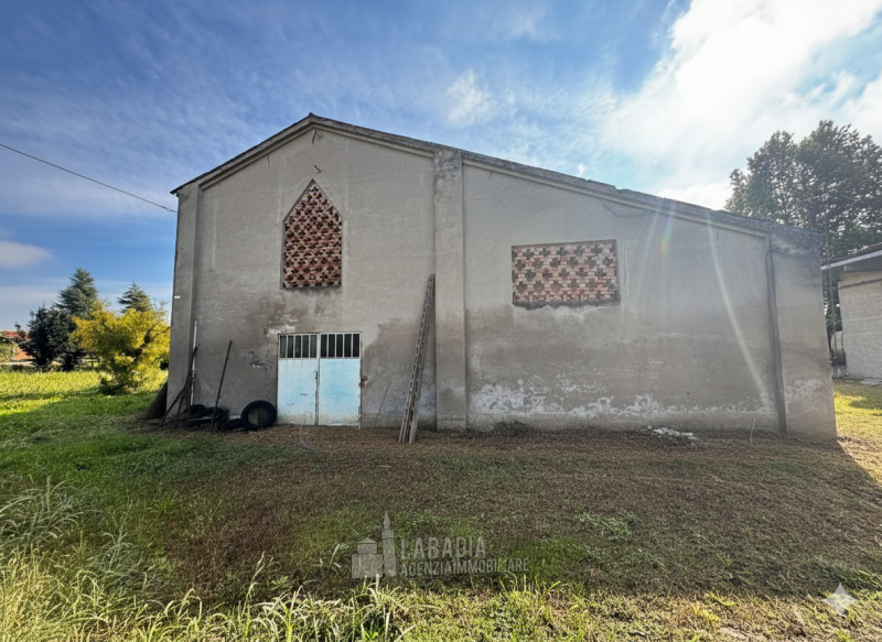 Tipica casa di campagna con ex stalla/fienile e magazzino su un'area di cortile e giardino di cir...
