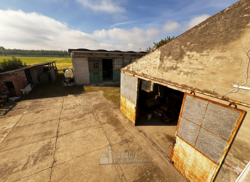 Tipica casa di campagna con ex stalla/fienile e magazzino su un'area di cortile e giardino di cir...