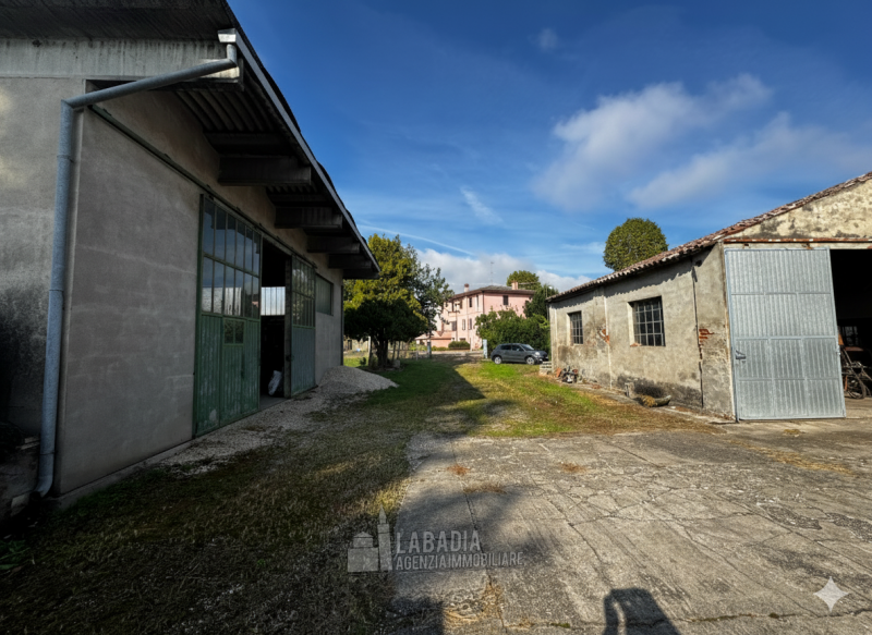 Tipica casa di campagna con ex stalla/fienile e magazzino su un'area di cortile e giardino di cir...