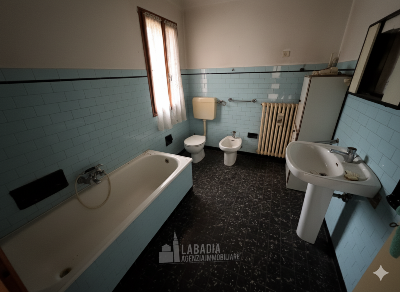 Tipica casa di campagna con ex stalla/fienile e magazzino su un'area di cortile e giardino di cir...