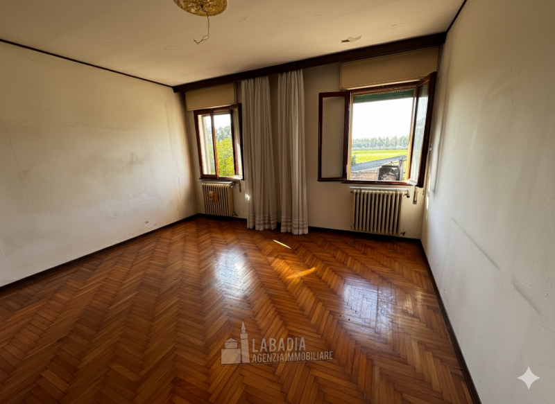 Tipica casa di campagna con ex stalla/fienile e magazzino su un'area di cortile e giardino di cir...