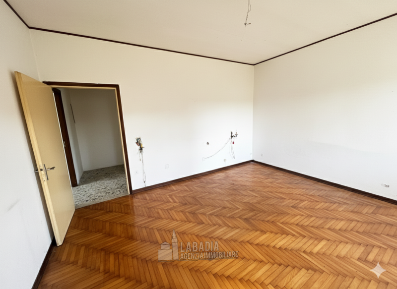 Tipica casa di campagna con ex stalla/fienile e magazzino su un'area di cortile e giardino di cir...