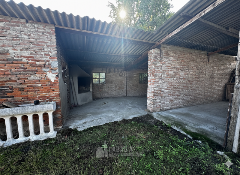 Tipica casa di campagna con ex stalla/fienile e magazzino su un'area di cortile e giardino di cir...