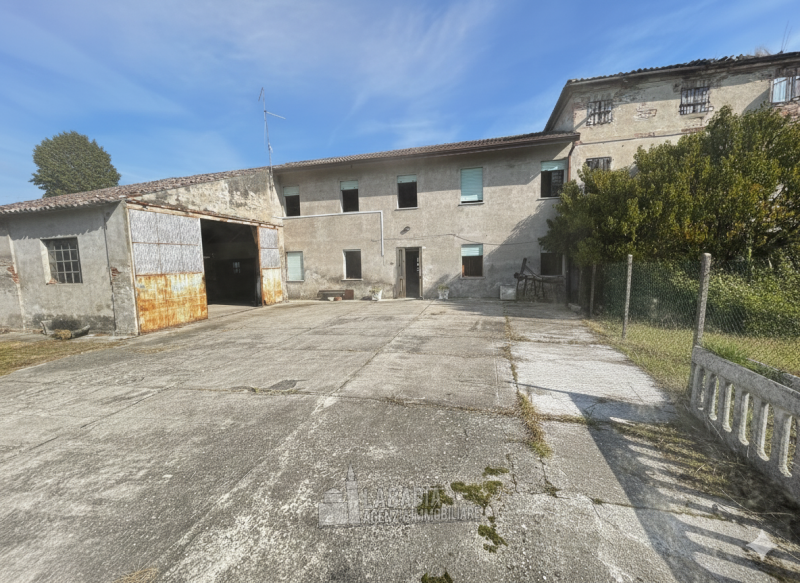 Tipica casa di campagna con ex stalla/fienile e magazzino su un'area di cortile e giardino di cir...